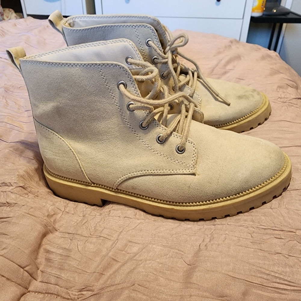 Mid top laced boots
